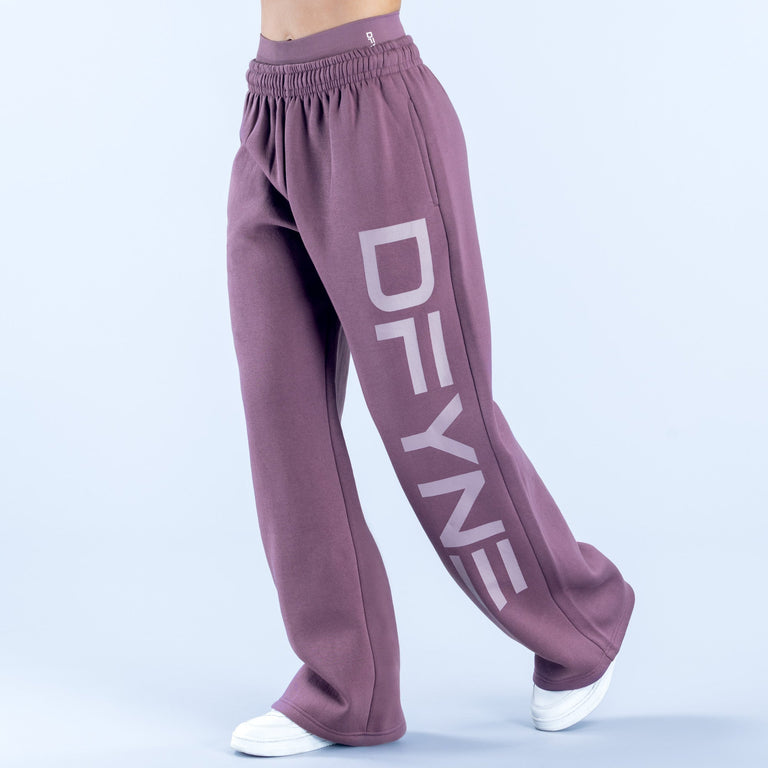 Signature Wide Leg Jogger model size reference