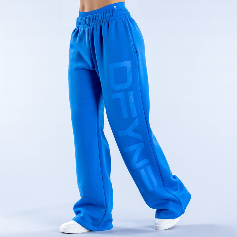 Signature Wide Leg Jogger model size reference