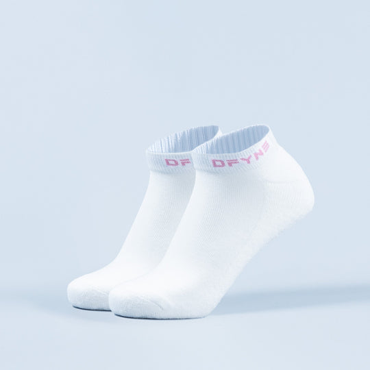 White ankle socks with ribbed cuff and pink logo detail