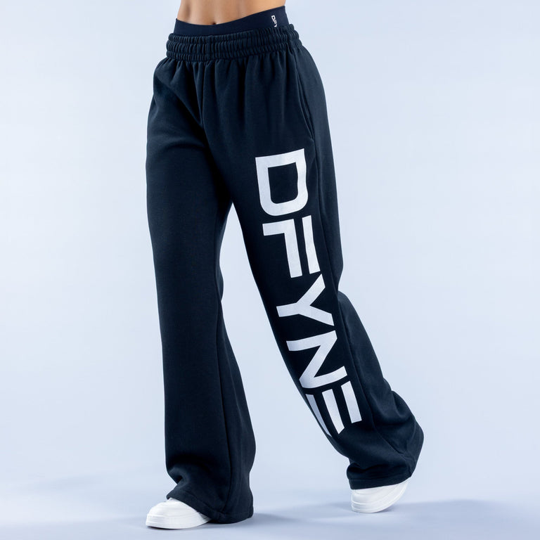 Signature Wide Leg Jogger model size reference