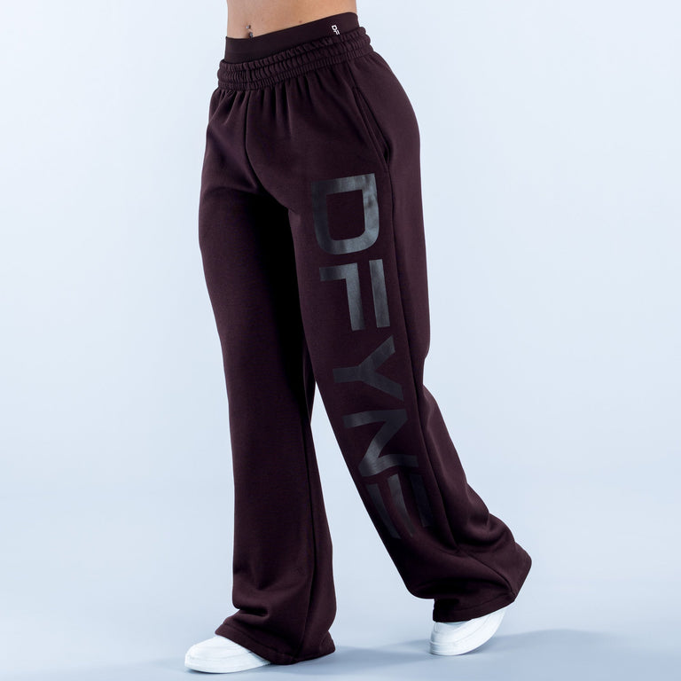 Signature Wide Leg Jogger model size reference
