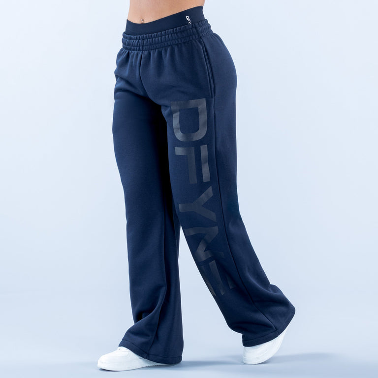 Signature Wide Leg Jogger model size reference