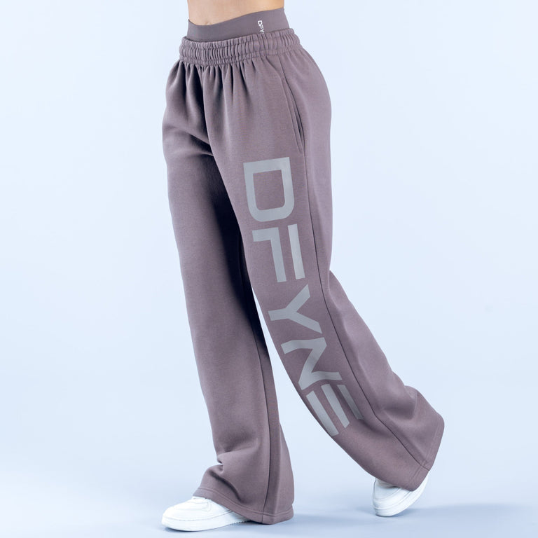 Signature Wide Leg Jogger model size reference